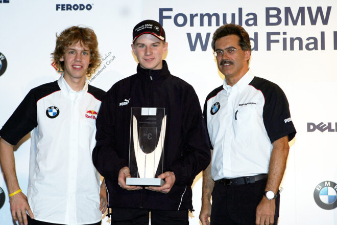 2005年フォーミュラBMWワールドファイナル（バーレーン）／ペナルティで3位となったニコ・ヒュルケンベルグ（ヨーゼフ・カウフマン・レーシング）。表彰プレゼンターはセバスチャン・ベッテル（BMWウイリアムズ・テストドライバー）＆マリオ・タイセン（BMWモータースポーツディレクター）