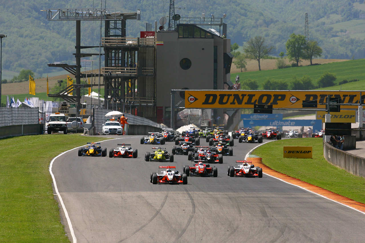 2008年ユーロF3第2戦ムジェロのレース1　ポールからレースをリードするニコ・ヒュルケンベルグ（ARTグランプリ）