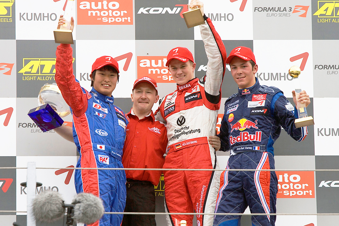 2008年ユーロF3第4戦ノリスリンクのレース1　優勝ニコ・ヒュルケンベルグ（ARTグランプリ）、2位塚越広大（マノー・モータースポーツ）、3位ジャン・カール・ベルネ（シグネチャープラス）