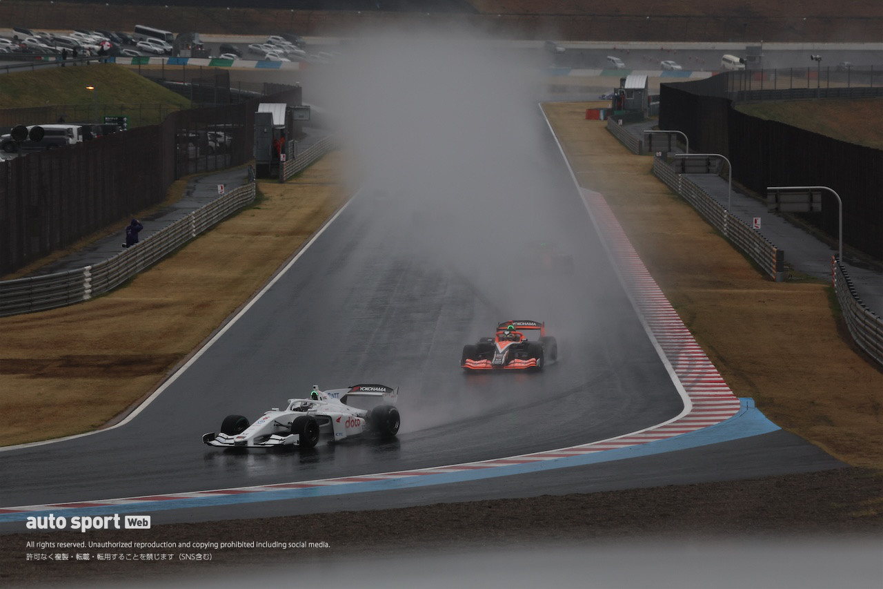 太田格之進（DOCOMO TEAM DANDELION RACING）と岩佐歩夢（TEAM MUGEN AUTOBACS）