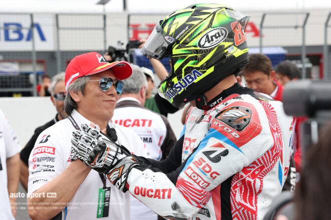 勝利を称え合う加賀山就臣監督と水野涼（SDG DUCATI Team KAGAYAMA）／2026全日本ロード第1戦もてぎ JSB1000 決勝