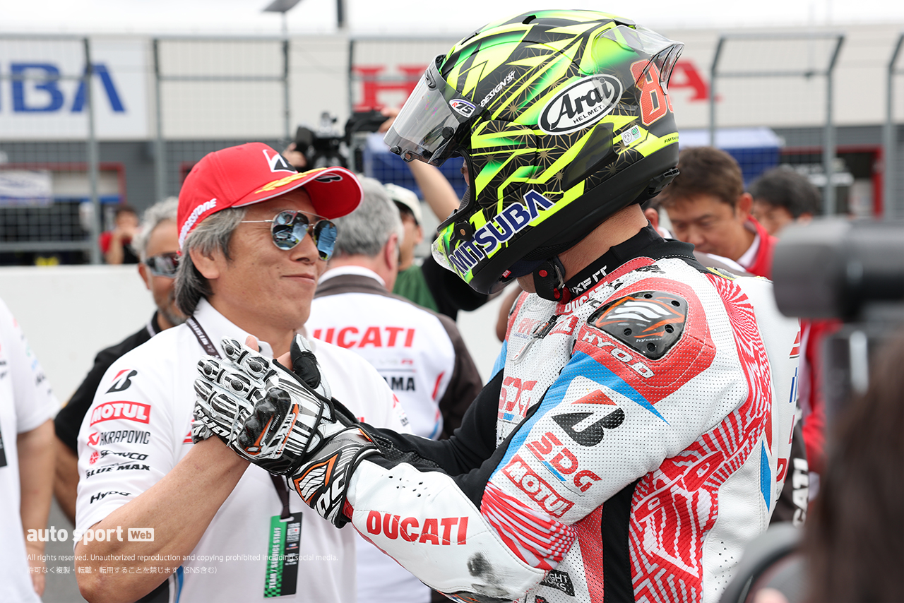 勝利を称え合う加賀山就臣監督と水野涼（SDG DUCATI Team KAGAYAMA）／2026全日本ロード第1戦もてぎ JSB1000 決勝