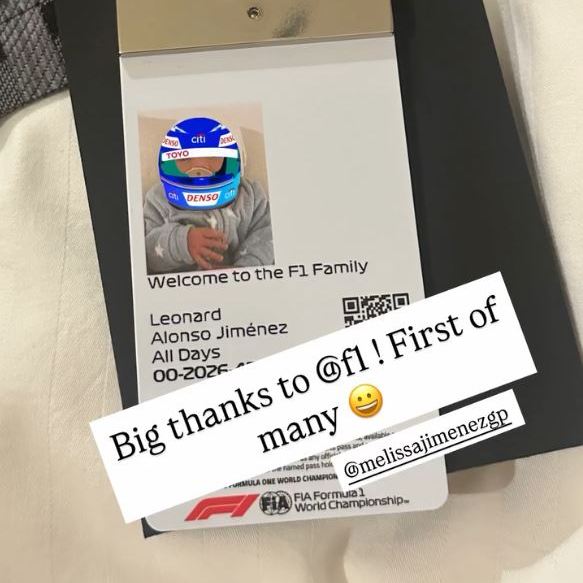 新米パパのアロンソに、F1が伝統とユーモアに満ちた特別なプレゼントを贈呈