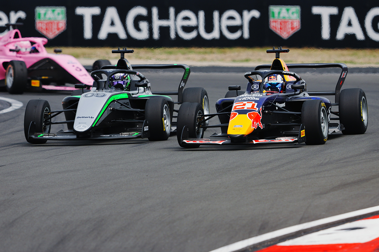 2026年F1アカデミー第1戦上海　ペイトン・ウェストコット（プレマ・レーシング／メルセデス）とアリシャ・パルモウスキー（カンポス・レーシング／レッドブル）の攻防