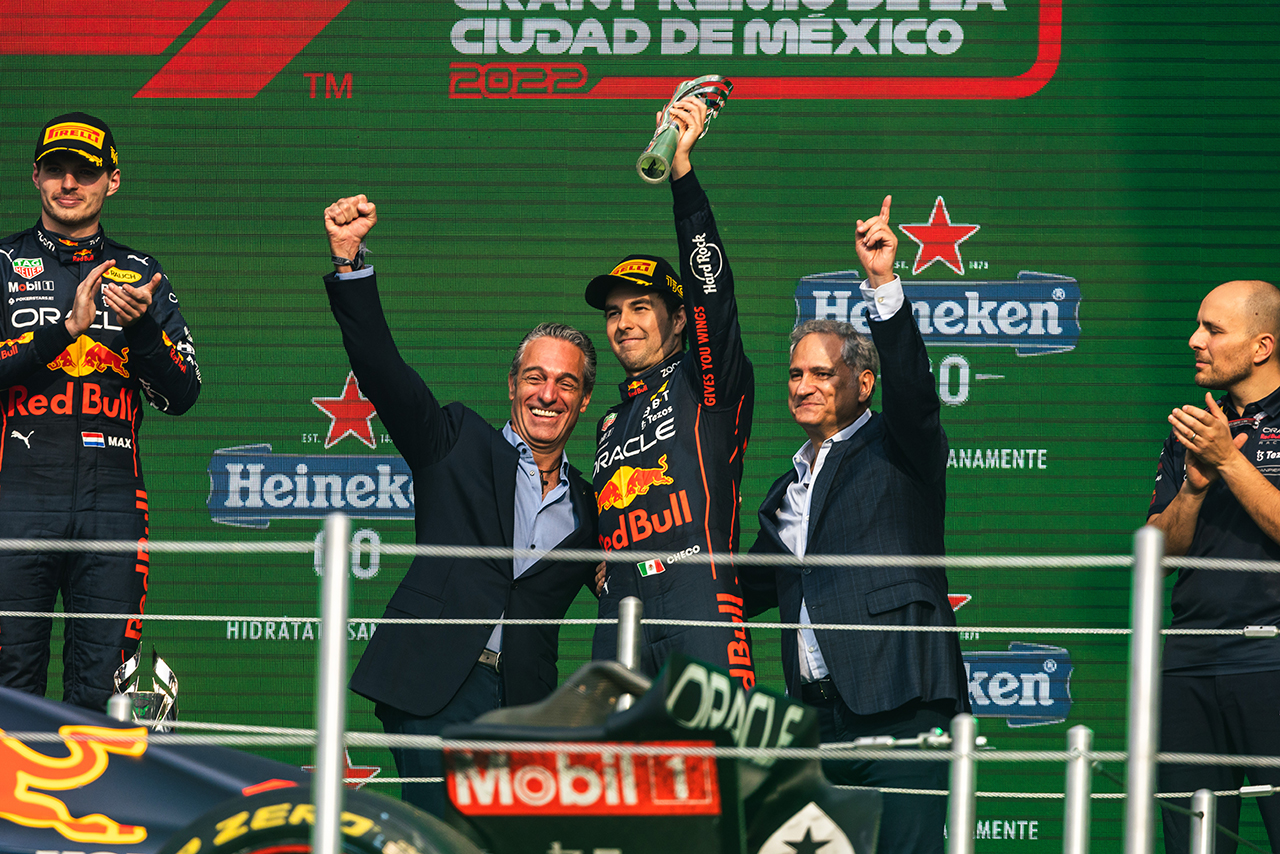 2021年F1第18戦メキシコシティGP　3位となったセルジオ・ペレス（レッドブル）、表彰台プレゼンターはテルメックスを率いるカルロス・スリムJr.が務めた