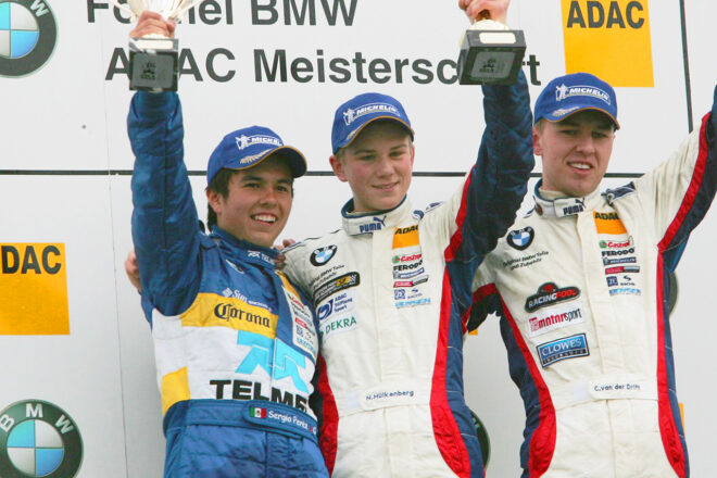2005年ADAC フォーミュラBMW第1戦ホッケンハイム レース2で2位のセルジオ・ペレス（4スピードメディア）。隣は優勝したニコ・ヒュルケンベルグ（ヨーゼフ・カウフマン・レーシング）