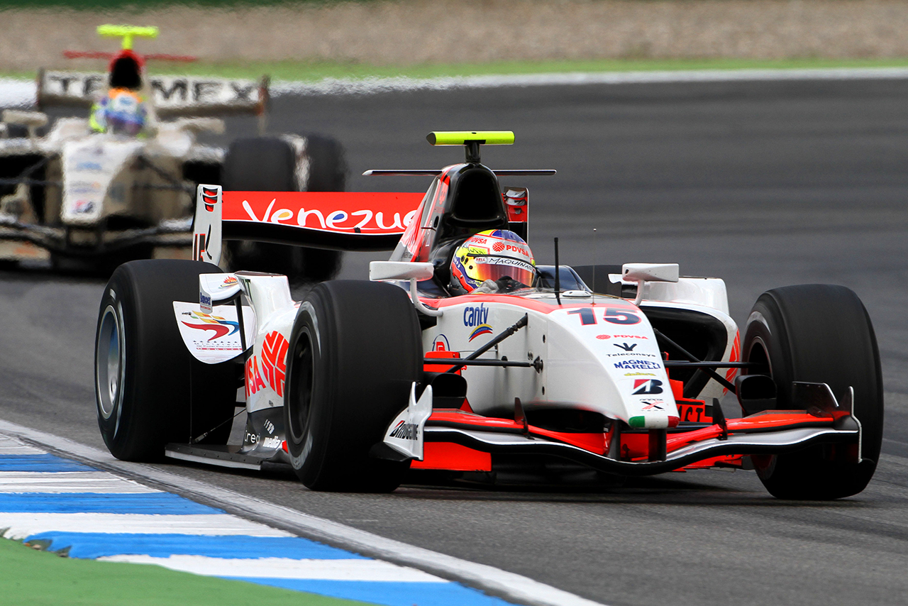 2010年GP2王者に輝いたパストール・マルドナド（ラパックス）。写真後方に映るのはセルジオ・ペレス（バルワ・アダックス）