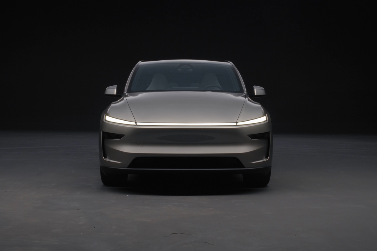 テスラ、ミッドサイズSUVの『Model Y』に3列6人乗りへと進化した“L”を追加。航続距離は788kmに