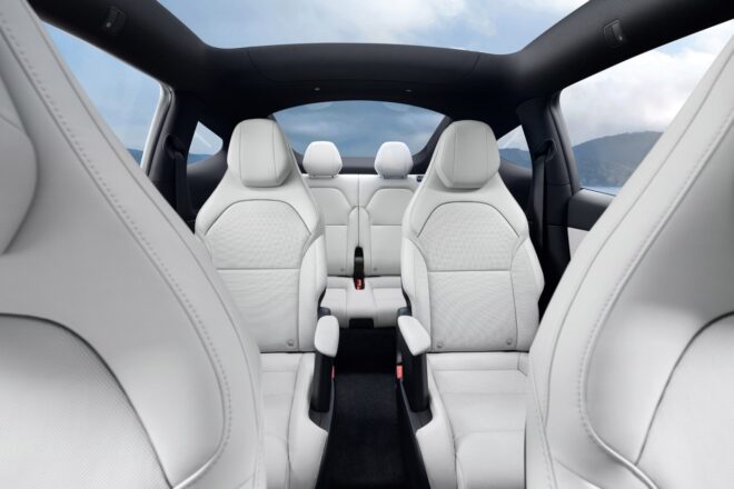 テスラ、ミッドサイズSUV『モデルY』に3列6人乗りへと進化した“L”を追加。航続距離は788kmに