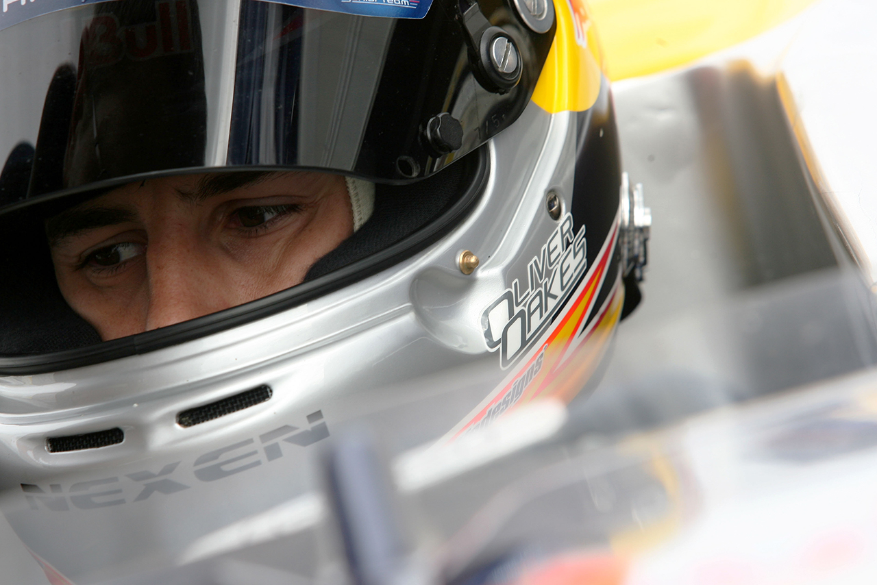 オリバー・オークスは2006年からレッドブル育成に所属。しかし、成績不振により2007年をもって契約終了となる