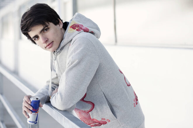 レッドブルを背負ってダカールラリーを制した父に続き、息子カルロス・サインツは2010年よりレッドブル育成に加わった