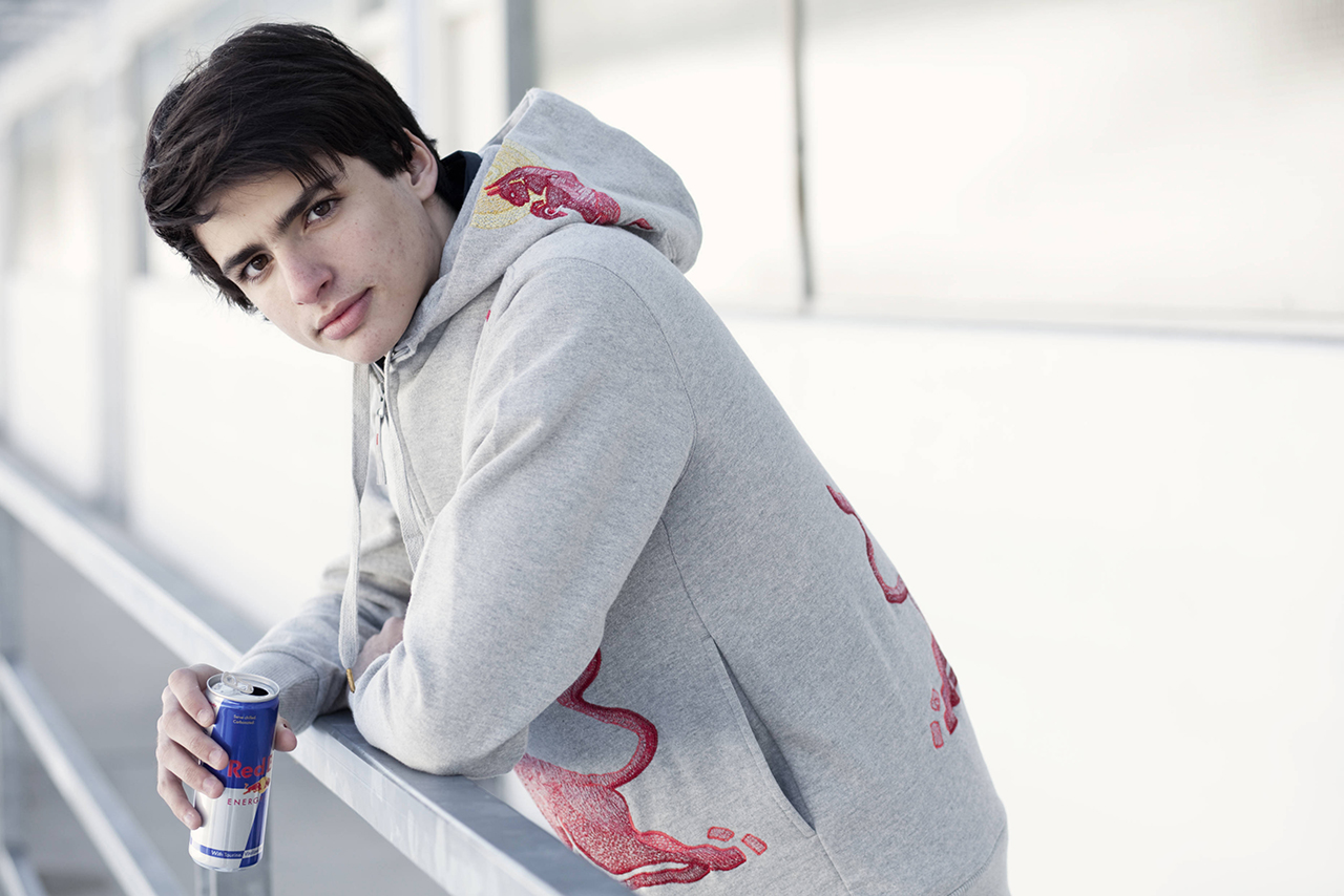 レッドブルを背負ってダカールラリーを制した父に続き、息子カルロス・サインツは2010年よりレッドブル育成に加わった