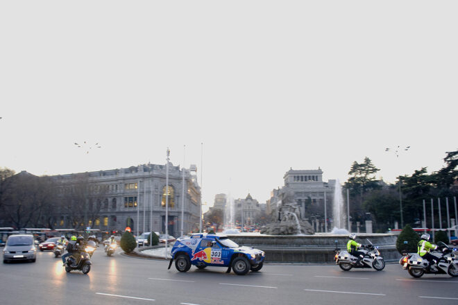 2010年ダカールラリーを制したカルロス・サインツ。写真は母国スペインで行われた記念パレード