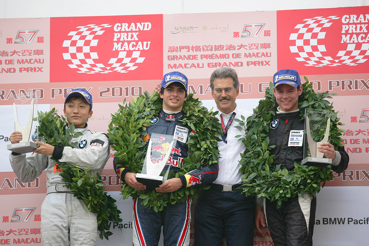 2010年フォーミュラBMWパシフィック選手権 第6戦マカオ表彰式　優勝はカルロス・サインツ、2位野尻智紀、3位トム・ブロンクビスト（3名ともユーロインターナショナルから出走＆選手権対象外のゲスト参戦）