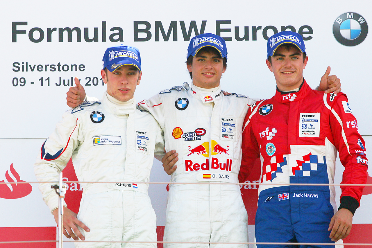 2010年フォーミュラBMWヨーロッパ選手権 第4戦シルバーストンのレース2で四輪初優勝を飾ったカルロス・サインツ（ユーロインターナショナル）、左は2位ロビン・フラインス（ヨーゼフ・カウフマン・レーシング）、右は3位ジャック・ハーベイ（フォーテック・モータースポーツ）