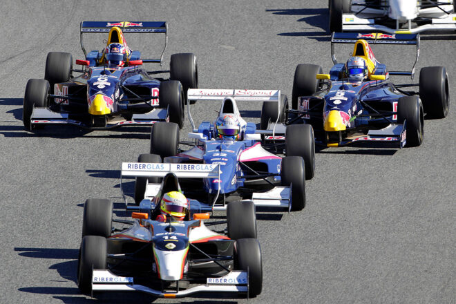 2011年ユーロカップ・フォーミュラ・ルノー2.0 　レッドブルカラーの左手がダニール・クビアト、右手がカルロス・サインツ（コイラネン・モータースポーツ）