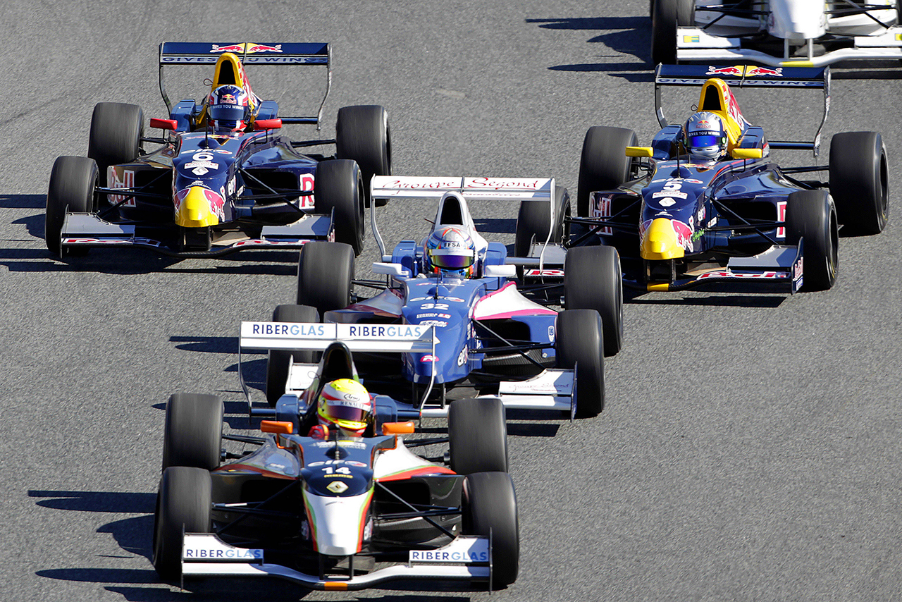 2011年ユーロカップ・フォーミュラ・ルノー2.0 　レッドブルカラーの左手がダニール・クビアト、右手がカルロス・サインツ（コイラネン・モータースポーツ）