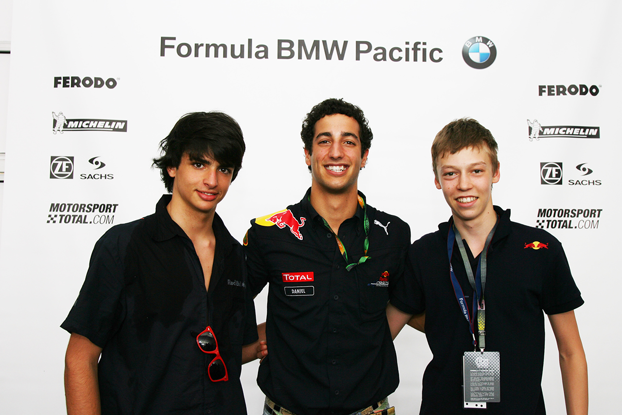2010年フォーミュラ BMWでともに4輪デビューを飾ったレッドブル育成同期のサインツとクビアト。中央は激励に訪れたトロロッソ時代のリカルド