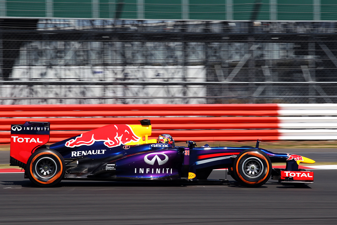 2013年7月のF1若手ドライバーテスト（シルバーストン）でレッドブルRB9をドライブするカルロス・サインツ