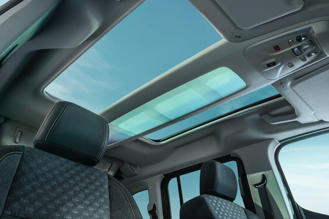 プジョー、人気MPV『リフター』にパノラミックガラスルーフを特別装備した限定車“シエロ”を導入