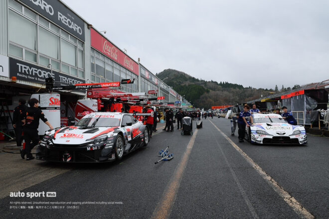 STANLEY HRC PRELUDE-GT（山本尚貴／牧野任祐）とKeePer CERUMO GR Supra（大湯都史樹／小林利徠斗）