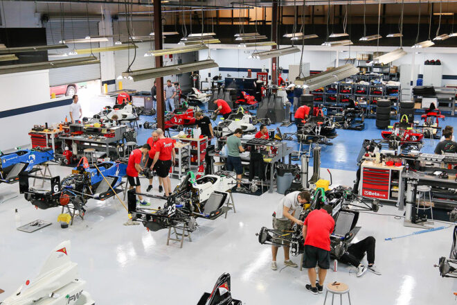 フロリダ州スチュアートに設けられたフロリダ・ウインターシリーズの共同メンテナンスベース。FDA主導で参加車両は一括メンテナンスされた