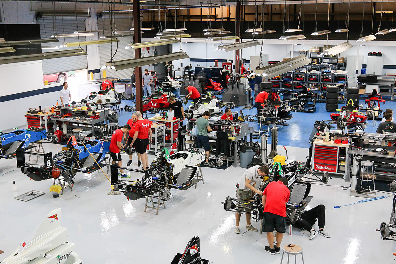 フロリダ州スチュアートに設けられたフロリダ・ウインターシリーズの共同メンテナンスベース。FDA主導で参加車両は一括メンテナンスされた