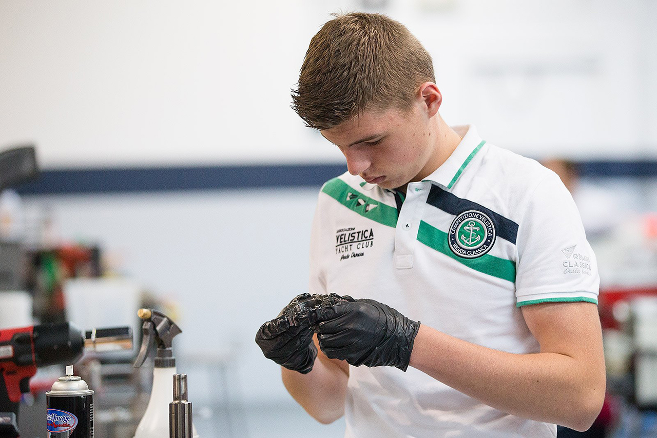 フロリダ・ウインターシリーズの共同メンテナンスベースで自らのマシンの整備に携わるマックス・フェルスタッペン