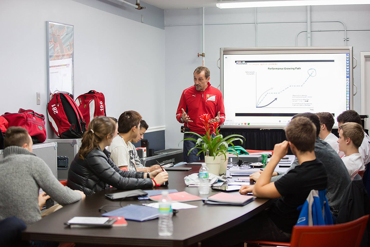 フェラーリ・ドライバー・アカデミーのテクニカルディレクターを務めるフランチェスコ・ポンによる講義の様子／フロリダ・ウインターシリーズ