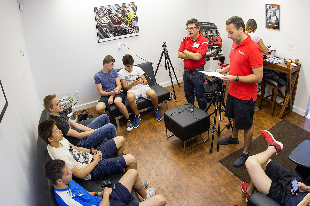 フロリダ・ウインターシリーズでは記者会見シミュレーションも行われ、メディア対応も学んだ。写真中央は待機中のマックス・フェルスタッペン、ランス・ストロール