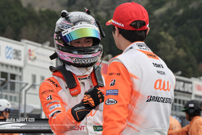 勝利を喜ぶ坪井翔と山下健太（au TOM’S GR Supra）