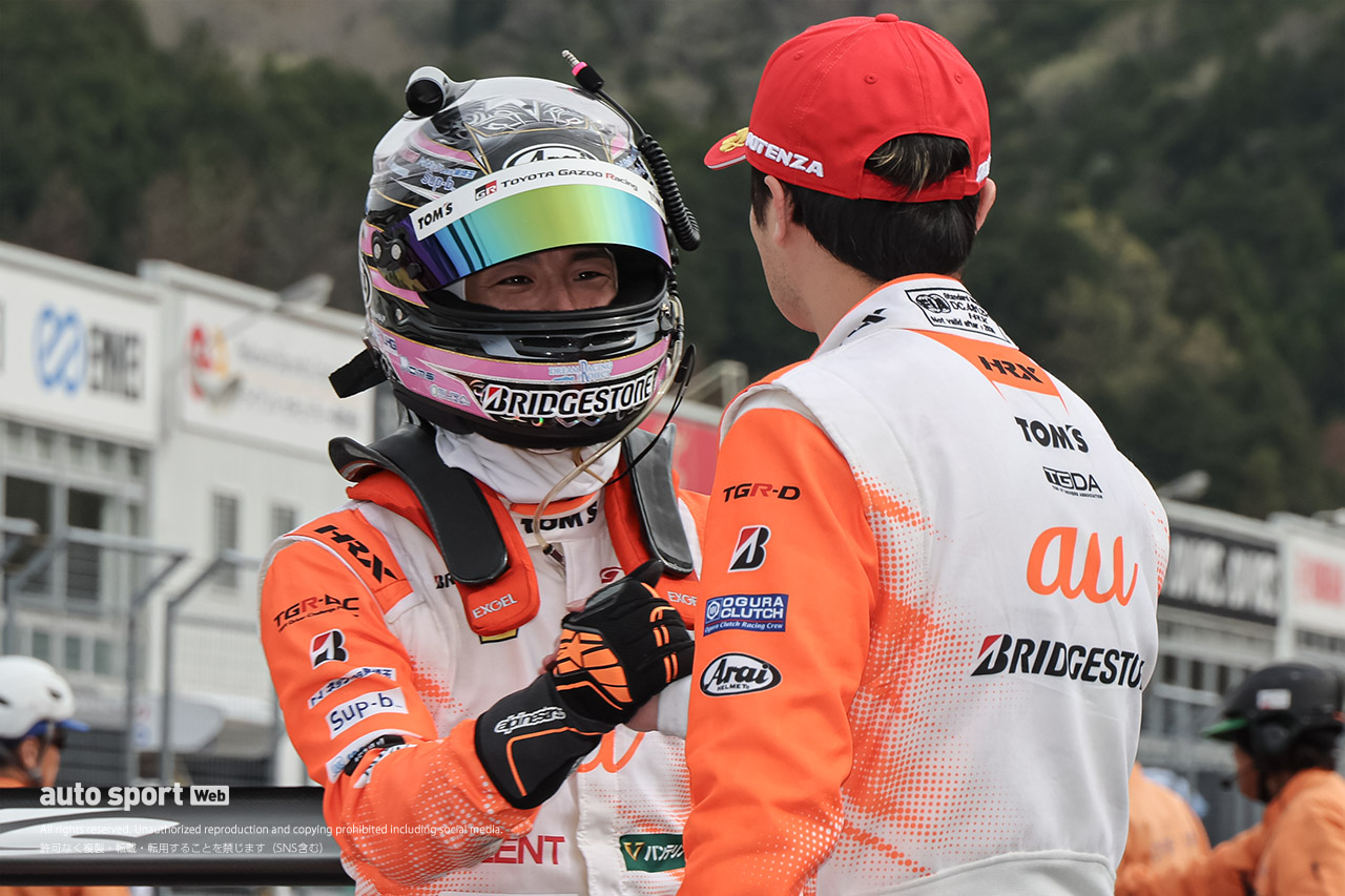 勝利を喜ぶ坪井翔と山下健太（au TOM’S GR Supra）