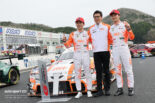 勝利を喜ぶ坪井翔、伊藤大輔監督、山下健太（au TOM’S GR Supra）