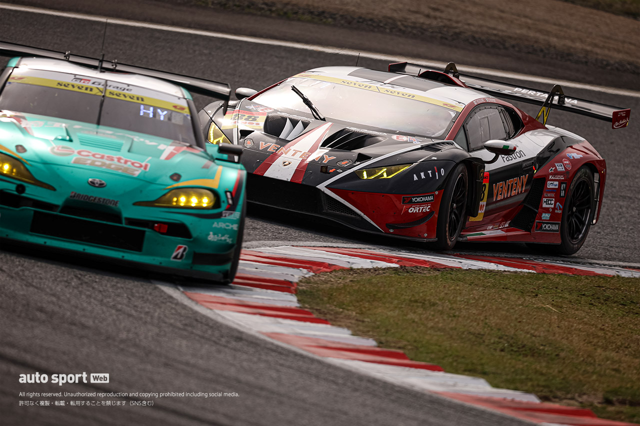 Green Brave GR Supra GTの吉田広樹とバトルするVENTENY Lamborghini GT3のダニール・クビアト