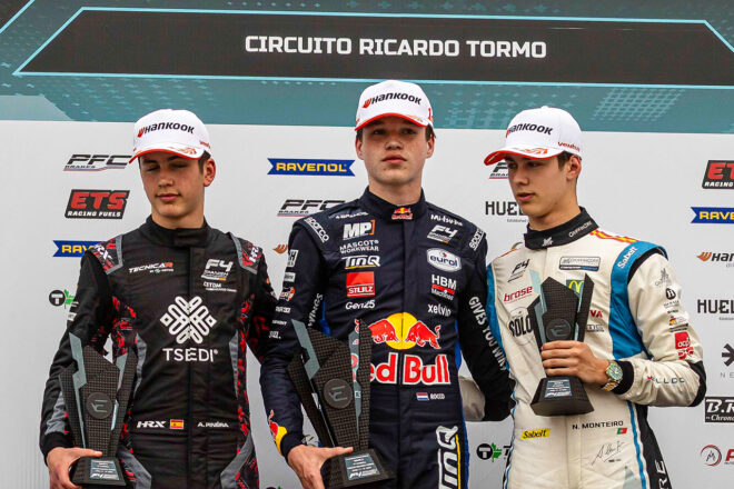 2026年スペインF4 第1戦リカルド・トルモ レース2暫定表彰式 優勝ロッコ・コロネル（MPモータースポーツ）、右が3位ノア・モンテイロ（グリフィン・コア・バイ・カンポス）