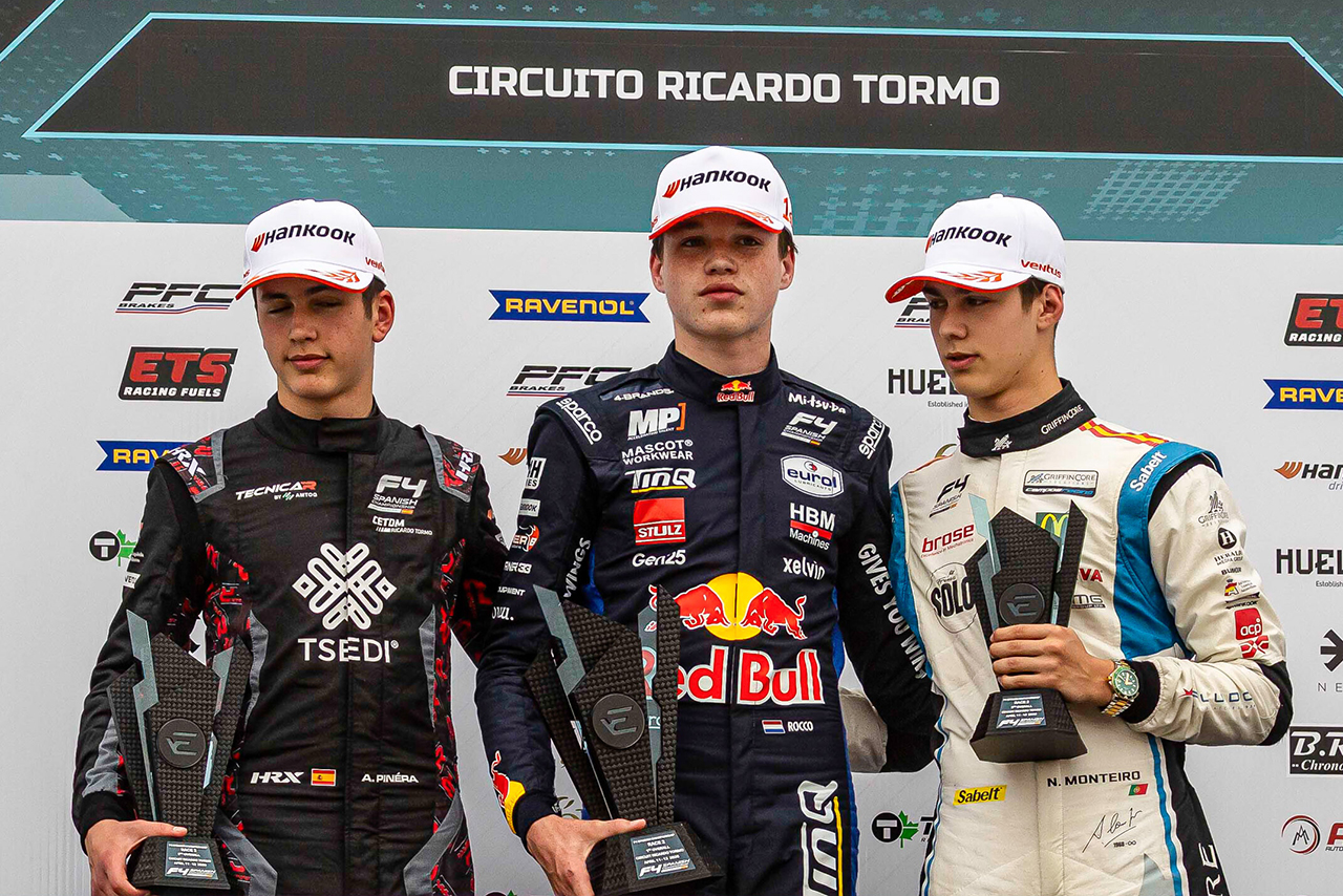 2026年スペインF4 第1戦リカルド・トルモ レース2暫定表彰式 優勝ロッコ・コロネル（MPモータースポーツ）、右が3位ノア・モンテイロ（グリフィン・コア・バイ・カンポス）