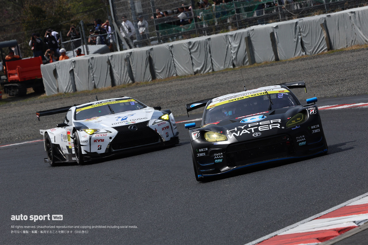 卜部和久（HYPER WATER INGING GR86 GT）の真後ろに迫る小山美姫（apr LC500h GT）