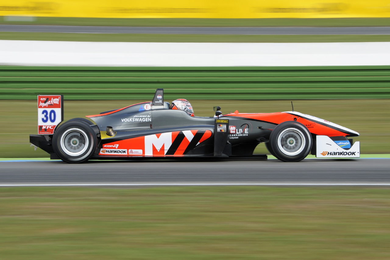 2014年FIA F3ヨーロピアン選手権に参戦するマックス・フェルスタッペン（VAR）／シーズン前半戦カラーリング