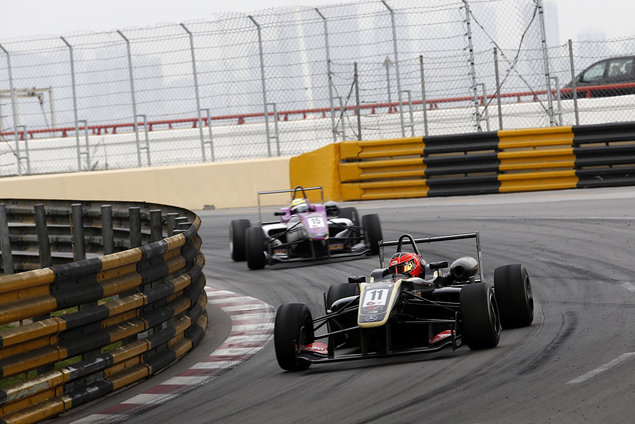 2013年第60回F3マカオGP　エステバン・オコン（プレマ・パワー）、関口雄飛（ミュッケ・モータースポーツ）