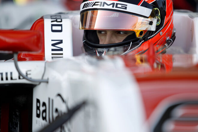 2015年GP3に参戦するエステバン・オコン（ARTグランプリ）バイザーステッカーに『AMG』が入る