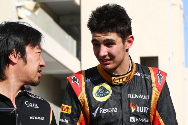 2014年F1第19戦アブダビGP　FP1に出走したエステバン・オコン（ロータス）と小松礼雄エンジニア
