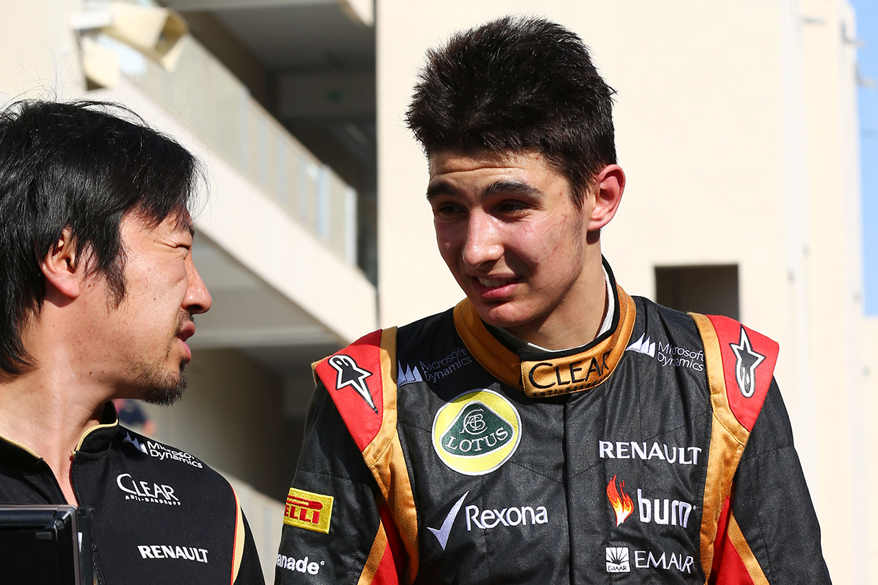 2014年F1第19戦アブダビGP　FP1に出走したエステバン・オコン（ロータス）と小松礼雄エンジニア