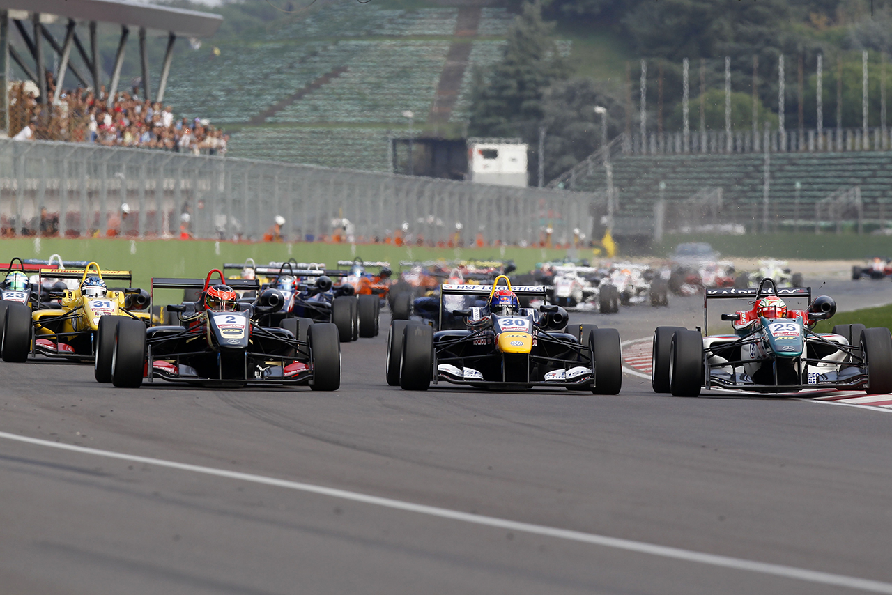 2014年FIA F3ヨーロピアン選手権第10戦イモラ レース3のスタート／中央はマックス・フェルスタッペン（VAR）、左がエステバン・オコン（プレマ・パワーチーム）