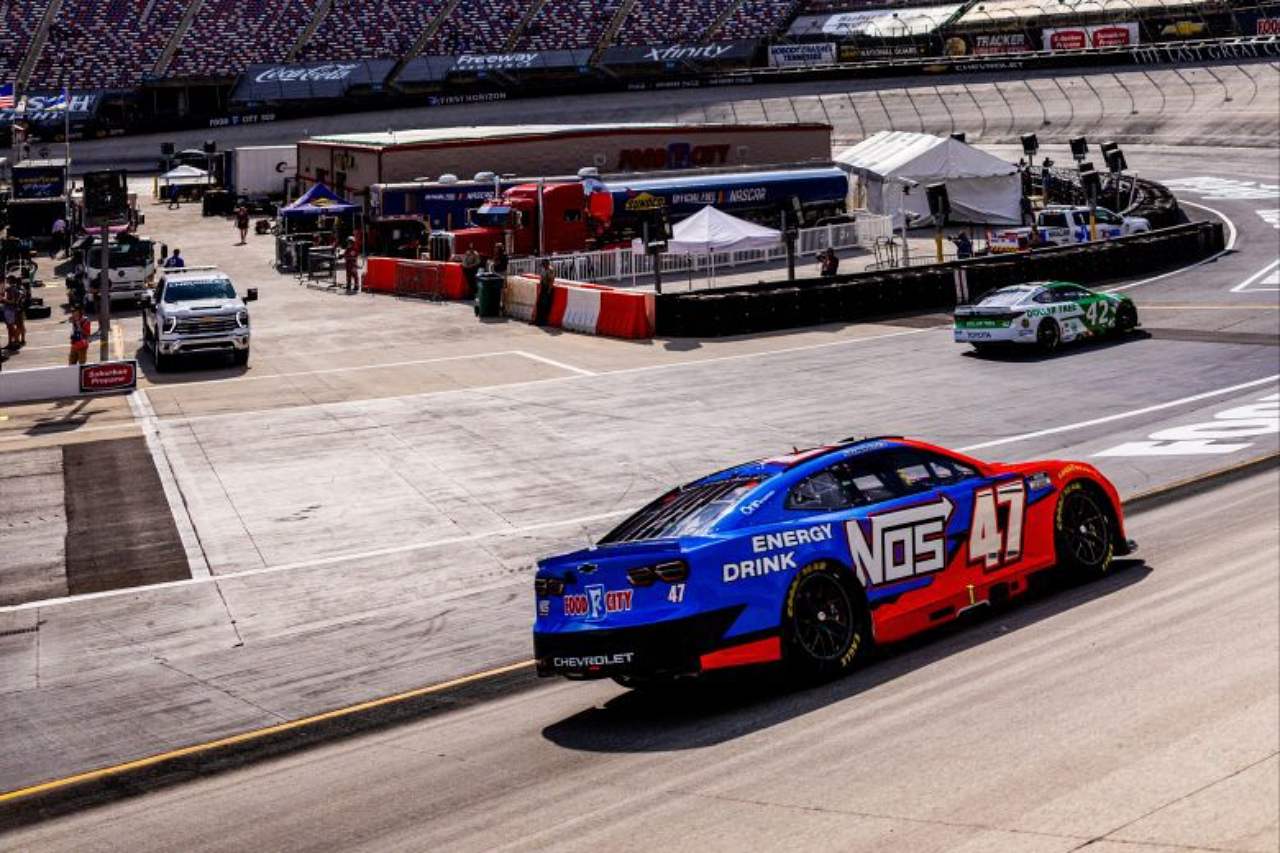 ポール発進ライアン・ブレイニーを0.055秒差で撃破。タイ・ギブスが待望のカップ初優勝／NASCAR第8戦