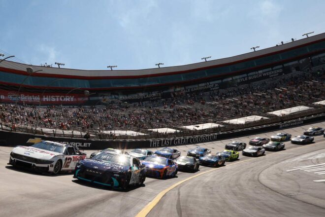 ポール発進ライアン・ブレイニーを0.055秒差で撃破。タイ・ギブスが待望のカップ初優勝／NASCAR第8戦