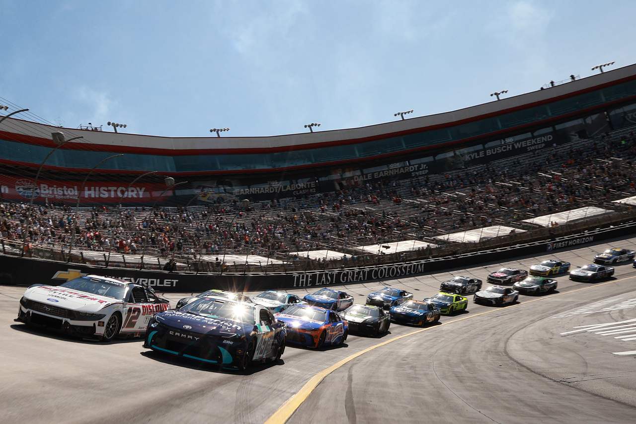 ポール発進ライアン・ブレイニーを0.055秒差で撃破。タイ・ギブスが待望のカップ初優勝／NASCAR第8戦