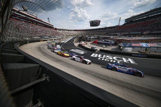 ポール発進ライアン・ブレイニーを0.055秒差で撃破。タイ・ギブスが待望のカップ初優勝／NASCAR第8戦