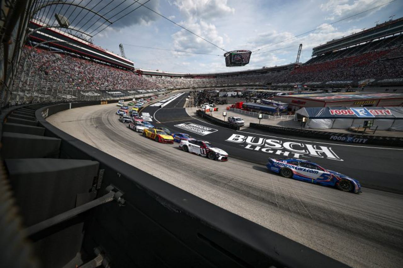 ポール発進ライアン・ブレイニーを0.055秒差で撃破。タイ・ギブスが待望のカップ初優勝／NASCAR第8戦