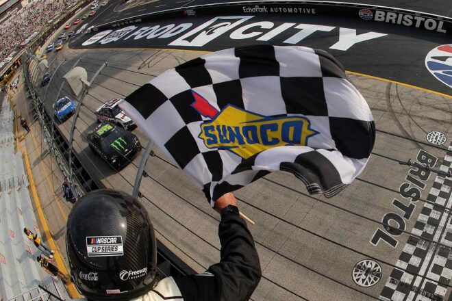 ポール発進ライアン・ブレイニーを0.055秒差で撃破。タイ・ギブスが待望のカップ初優勝／NASCAR第8戦