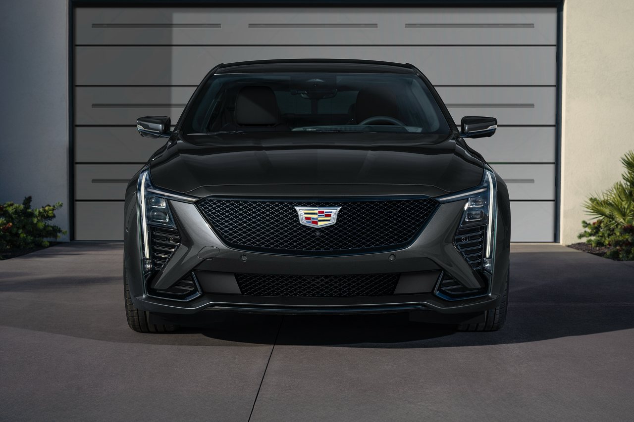 キャデラック、主力セダン『CT5』を刷新。新たなデザイン言語と33インチLEDタッチスクリーンを採用